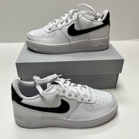 Nike Kids Air Force 1 White/Black Size 4Y - New in Box - Picture 1 of 6